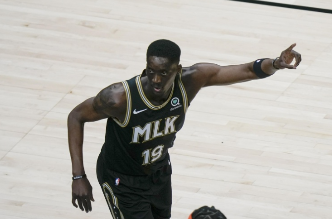  老鹰特雷杨达成单季200助攻成就  